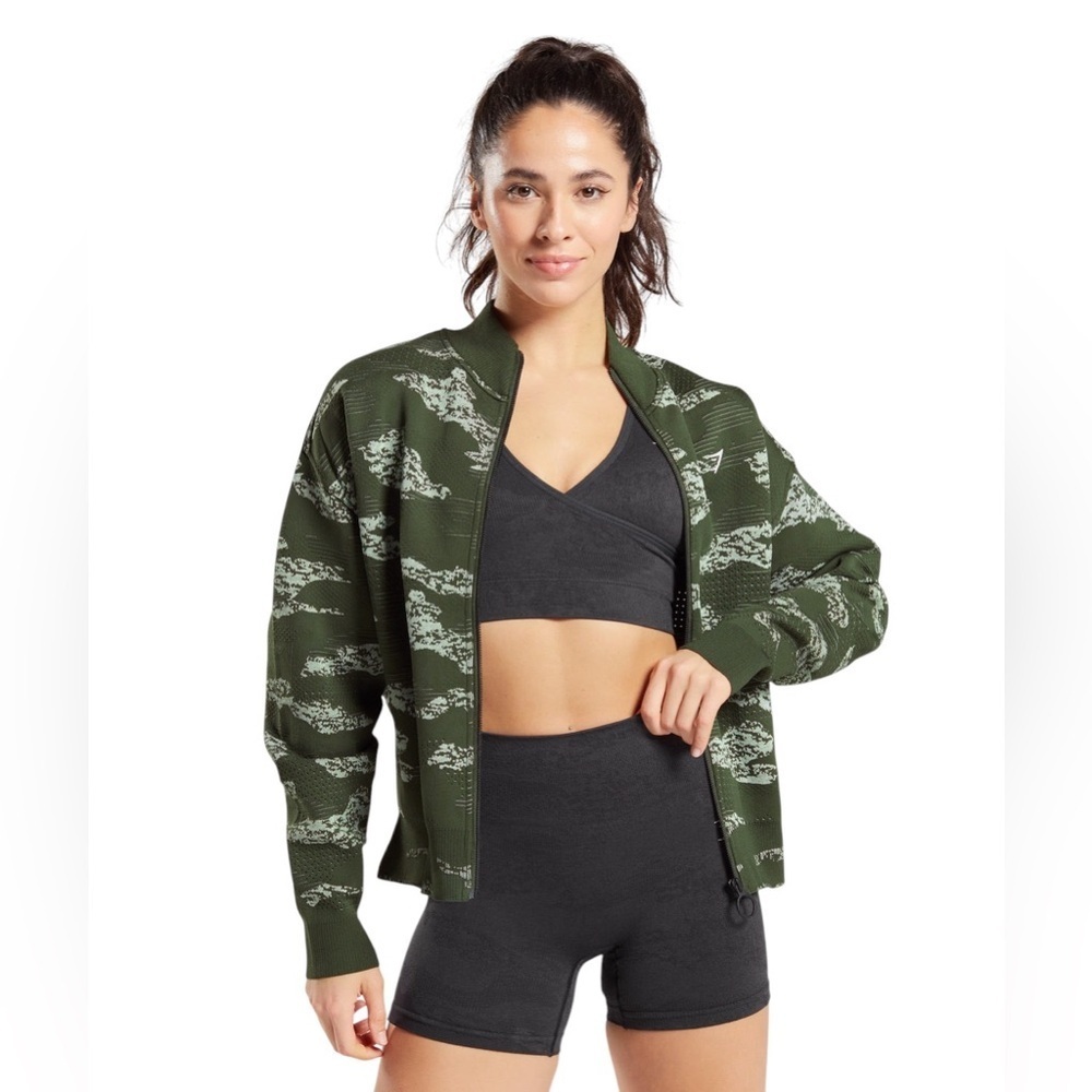 GYMSHARK Adapt Camo Seamless
Track Jacket
Moss Olive/Aloe Green Size XS Zip Up